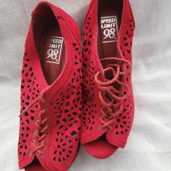 Red Platforms - Picture 2 of 4